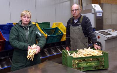 Christiane und Werner Hartmann mit der ersten Spagelernte.