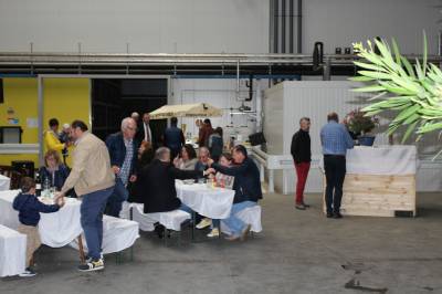 Im Hintergrund ist die Eisboutique zu sehen.