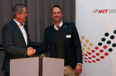 Matthias Wilkes gratuliert Dr. Stefan Griesheimer.