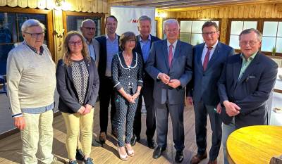 Der ehemalige hessische Ministerprsident Roland Koch zusammen mit dem MIT Vorstand und dem Grasellenbacher Brgermeister Markus Rth.