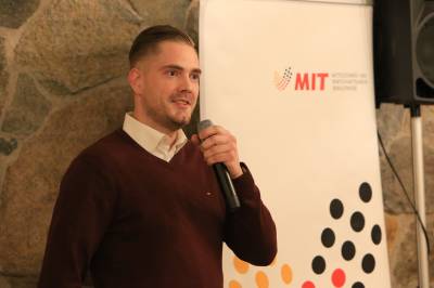 Tim Steinmetz, Juniorchef der Firma Henke stelle sein Unternehmen, Trger des MIT Mittelstandspreises 2022 vor.