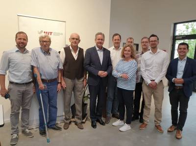 Von rechts nach links: Dr. Alexander Bode (stellvertretender Vorsitzende), Cornelius Fischer (Ehrenmitglied), Werner Hartmann (Ehrenvorsitzender), Matthias Wilkes (Vorsitzender), Michael Radtke (Schatzmeister), Brita Spitz (Schriftfhrerin), Dr. Stefan Griesheimer (stellvertretender Vorsitzende), Torben Kruhmann (Beisitzer), in hinterer Reihe Sebastian Schmitt (Beisitzer), Andreas Guthier (Beisitzer)