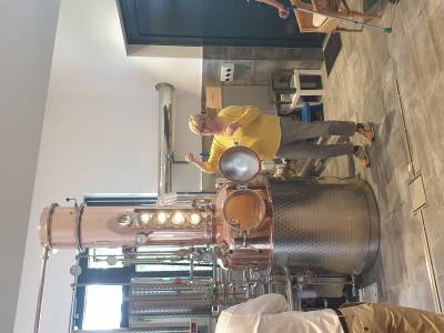 Christiane Harmann erklrt den anwesenden Mitgliedern den Brennvogang