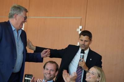 Marco Reuter und der Stellvertretende Vorsitzende Jrgen Diener (links).