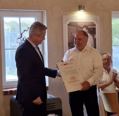 Matthias Wilkes (Vorsitzender der MIT) bei der Verleihung des Mittelstandpreises an Frank Rettig (Odenwlder Kochkserei)
