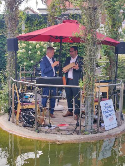 Matthias Wilkes (Vorsitzender der MIT) überreicht ein kleines Präsent an den Ehrengast Christian Jöst (frisch gewählter Präsident der IHK Darmstadt)