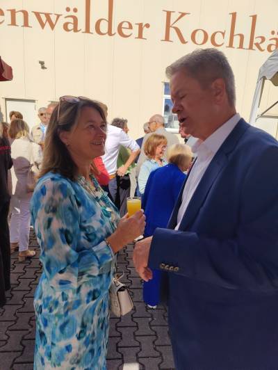 Matthias Wilkes im Gespräch mit Gästen.