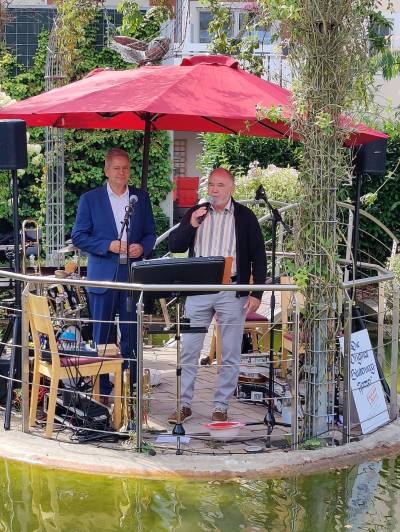 Frank Rettig, Odenwälder Kochkäserei Fürth - unser Wirt bei unserem schönen Sommerfest begrüßt die Gäste und berichtet über seine Kochkäserei.