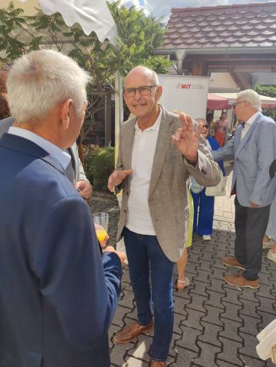 Ehrenvorsitzender Werner Hartmann im Gespräch mit Gästen