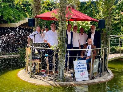 Vorsitzender der MIT Matthias Wilkes mit den Blütenweg Jazzer aus Bensheim