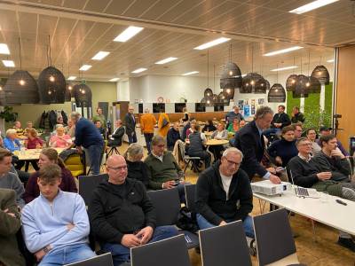 Unsere Gste lauschen dem informativen und spannenden Vortrag