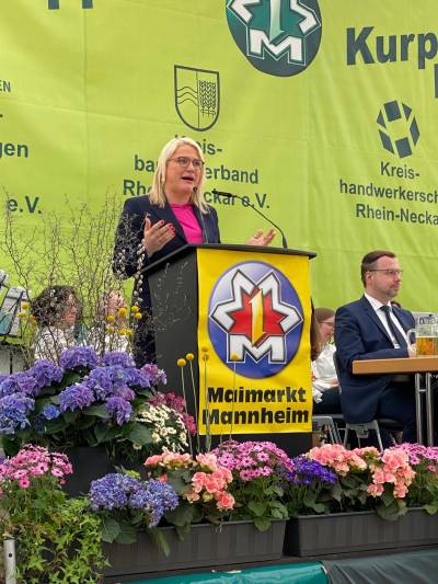 Pr�sidentin des BDS Baden-W�rtenberg, Bettina Schmauder richtete Gru�worte an die anwesenden G�ste, Mittelst�ndler und Unternehmer der Region.