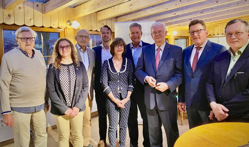 Der ehemalige hessische Ministerprsident Roland Koch, zusammen mit Mitglieder des KV-Bergstrae, stellv. Bezirksvorsitzender Stefan Sauer (Staatssekretr im Innenministerium Wiesbaden) und rechts Bgm. Markus Rth (Grasellenbach)