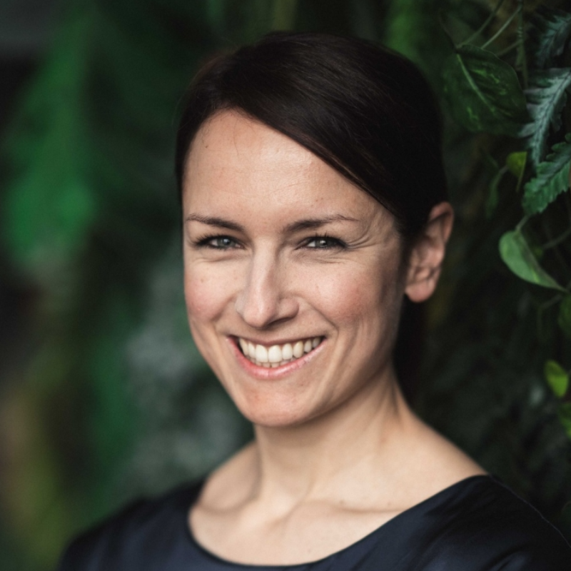 Dr. Julia Dubowy
