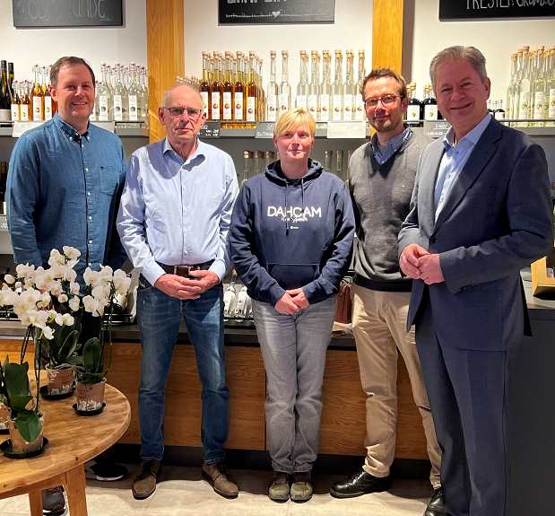 Vorstandsmitglieder der Mittelstandsvereinigung Bergstrae (von links nach rechts): Michael Radtke (Schatzmeister), Werner Hartmann (Ehrenvorsitzender), die Unternehmerin Christiane Hartmann, Stefan Griesheimer (stellv. Kreisvorsitzender) und Landrat a.D.