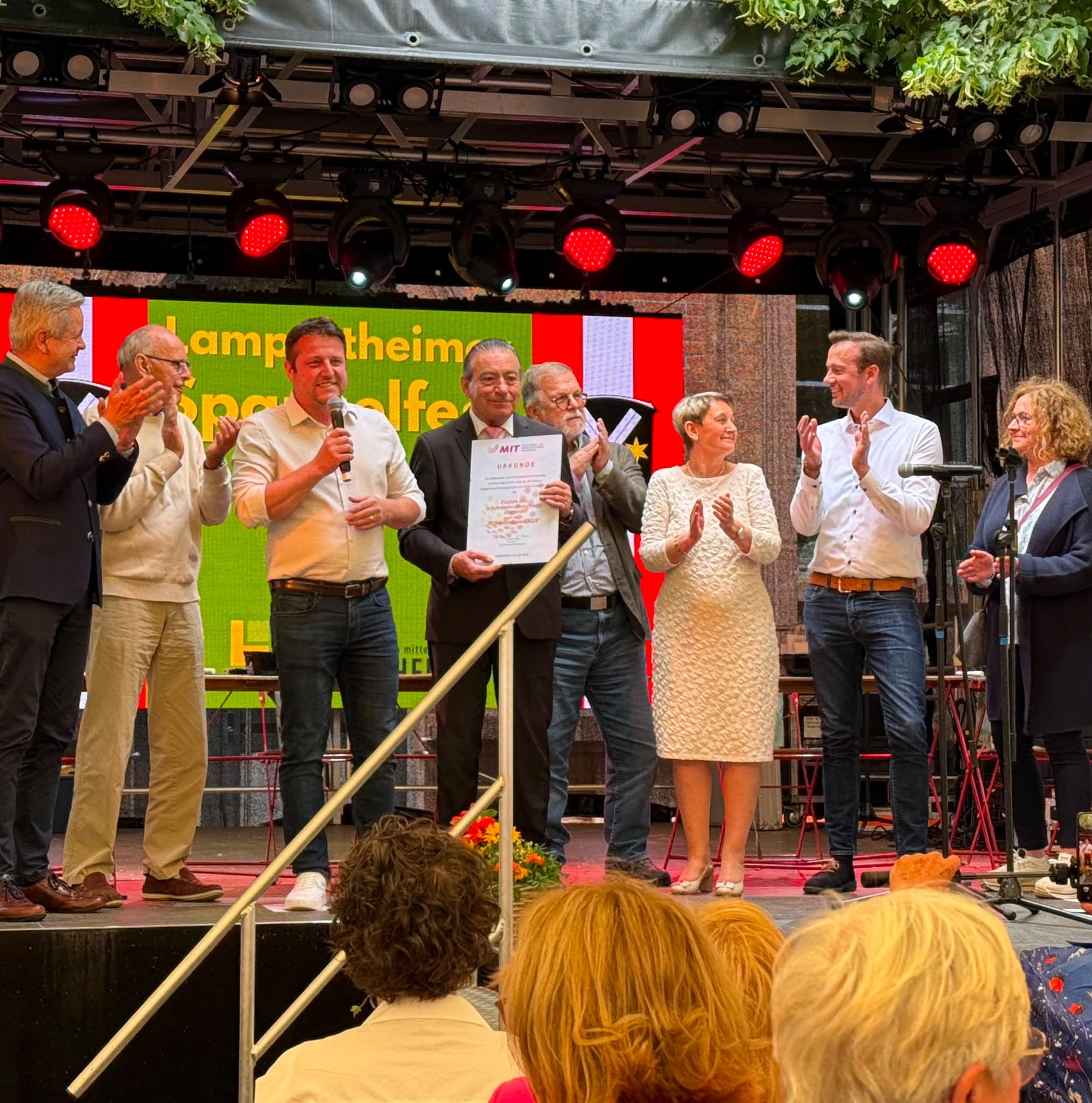 im Rahmen des Lampertheimer Spargelfests durften wir in diesem Jahr den Mittelstandspreis 2026 an das
traditionsreiche Unternehmen �Eis Oberfeld� sowie an dessen Inhaber Kurt Oberfeld anl�sslich des
100‑j�hrigen Jubil�ums verleihen.